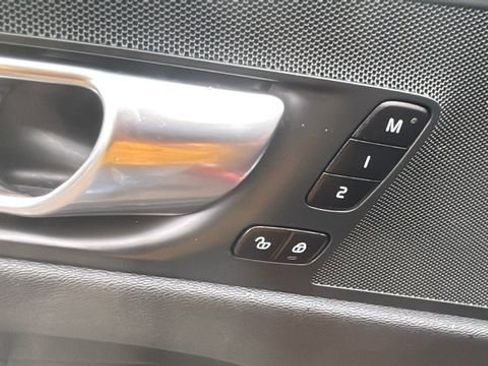 Used 2022 Volvo XC60 B5 Momentum image 17