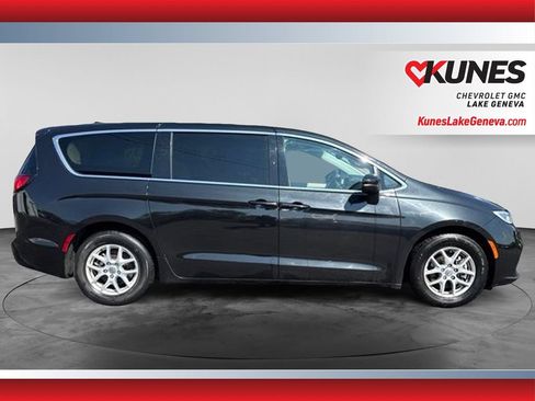 Used 2023 Chrysler Pacifica Touring-L FWD image 3