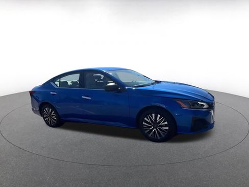 Used 2025 Nissan Altima 2.5 SV FWD image 2