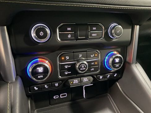 Used 2023 GMC Yukon XL SLT AWD/4WD image 29
