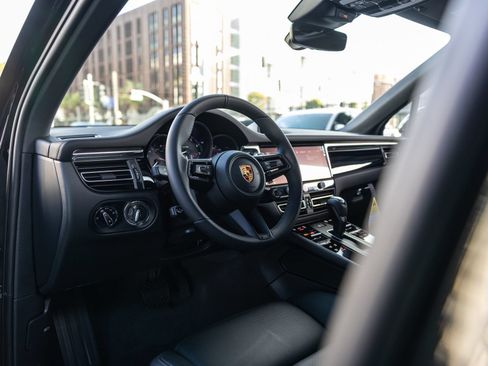 Certified 2026 Porsche Macan AWD/4WD image 4