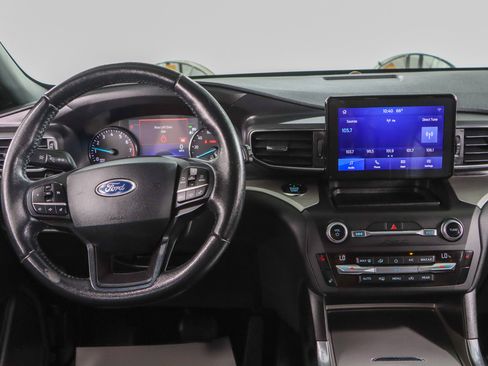 Used 2020 Ford Explorer XLT w/ Equipment Group 202A AWD/4WD image 17