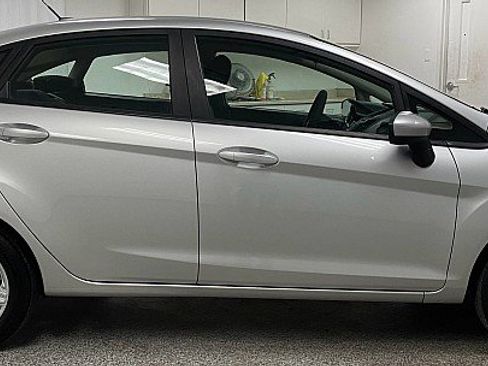 Used 2017 Ford Fiesta SE image 4