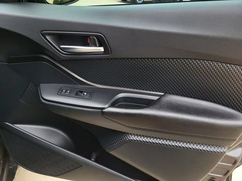 Used 2018 Toyota C-HR XLE FWD image 6
