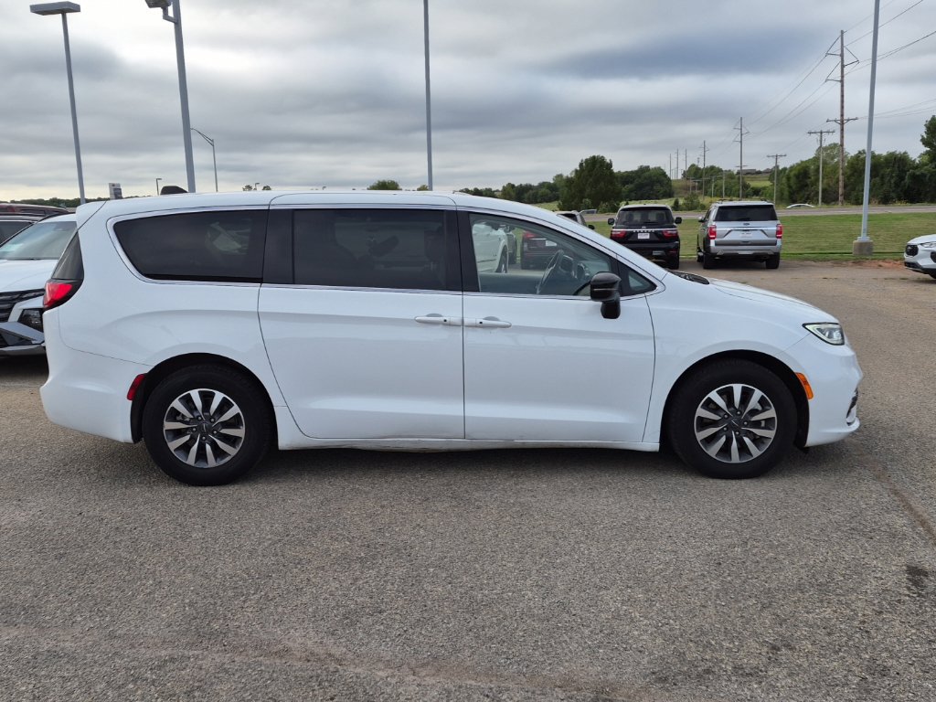 Used 2024 Chrysler Pacifica Limited FWD image 2