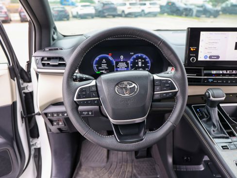 Used 2025 Toyota Sienna Platinum FWD image 40