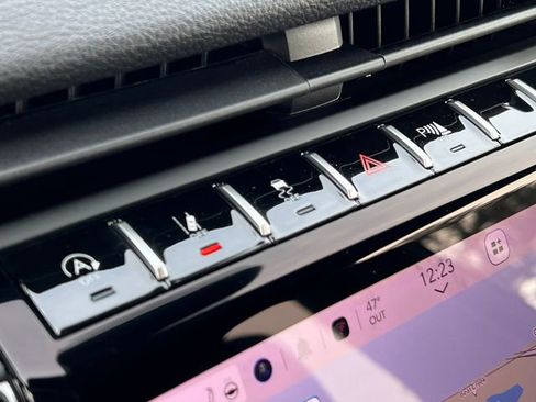 Used 2025 Jeep Grand Cherokee Limited w/ Black Appearance Package image 28