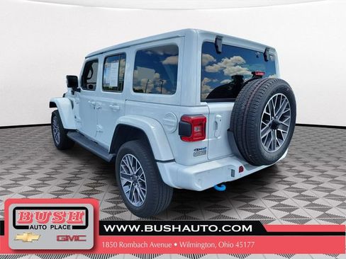 Used 2022 Jeep Wrangler Unlimited Sahara AWD/4WD image 3