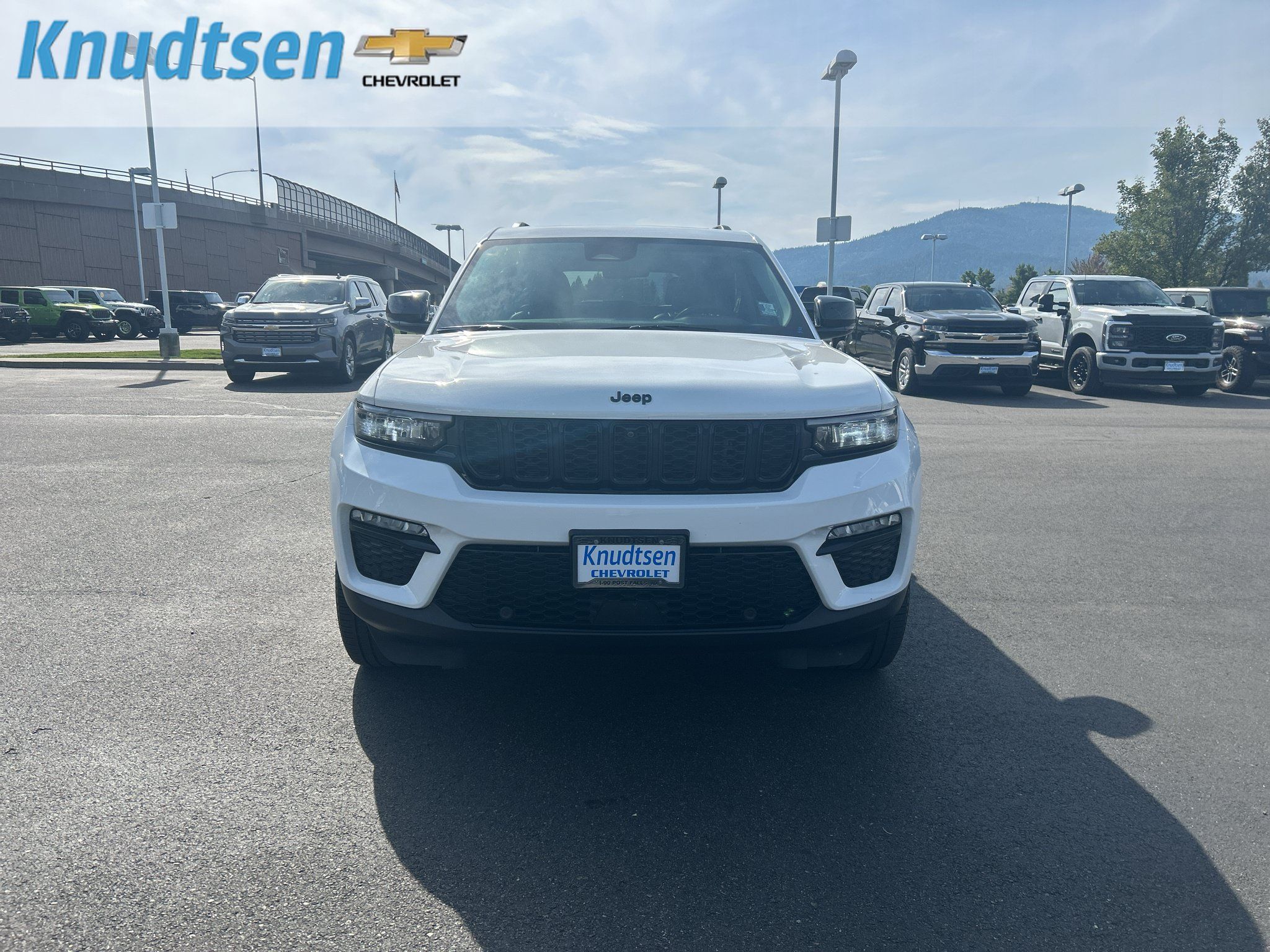 Used 2023 Jeep Grand Cherokee Limited w/ Luxury Tech Group II AWD/4WD image 2