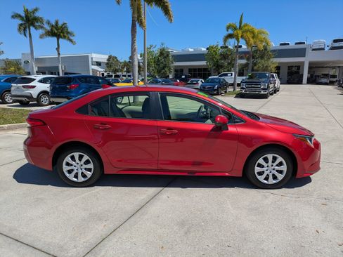 Used 2020 Toyota Corolla LE FWD image 3