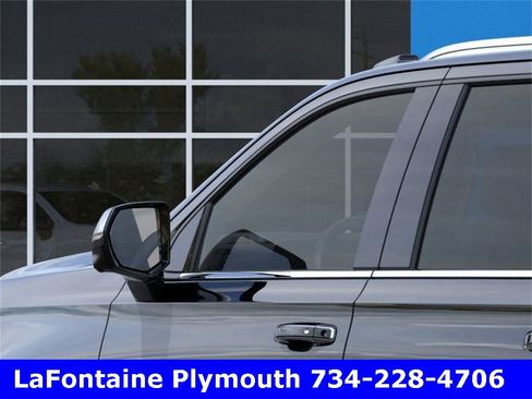 New 2025 Chevrolet Suburban Premier image 12