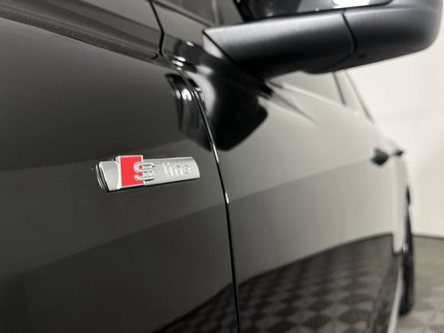 Used 2024 Audi Q4 e-tron Prestige image 5