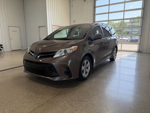 Used 2018 Toyota Sienna LE FWD image 2