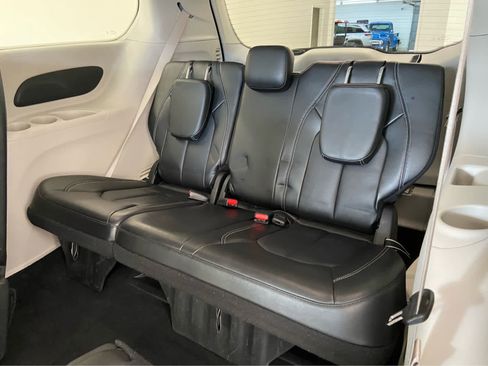 Used 2024 Chrysler Pacifica Touring-L image 14