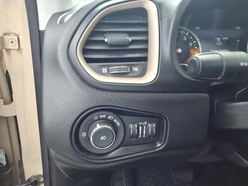 Used 2017 Jeep Renegade Trailhawk image 17