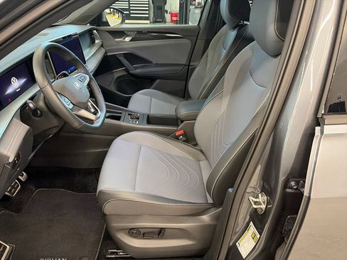 Certified 2025 Volkswagen Tiguan SE R-Line AWD/4WD image 10