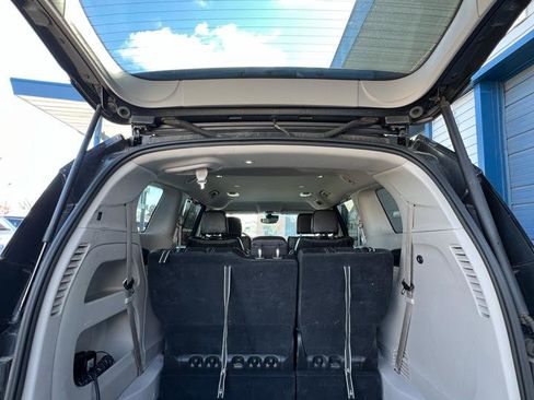 Used 2023 Chrysler Pacifica Touring-L FWD image 6