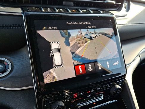 Used 2022 Jeep Grand Cherokee L Limited w/ Luxury Tech Group II image 19