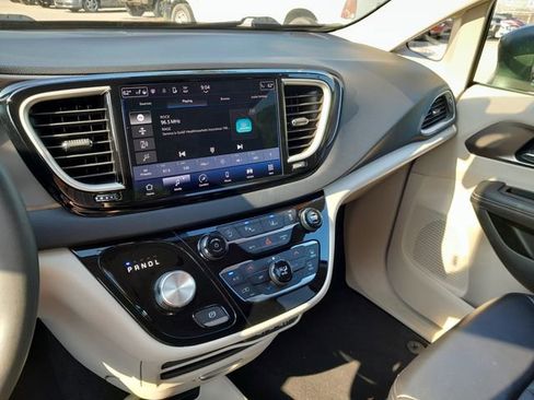 Used 2023 Chrysler Pacifica Touring-L FWD image 20