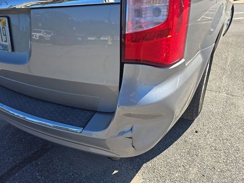 Used 2016 Chrysler Town & Country Touring image 17