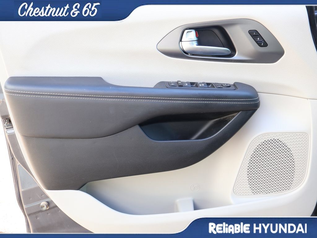 Used 2023 Chrysler Pacifica Touring-L AWD/4WD image 20