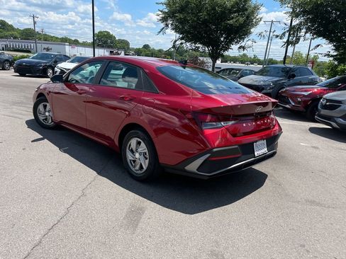 Used 2024 Hyundai Elantra SE FWD image 5