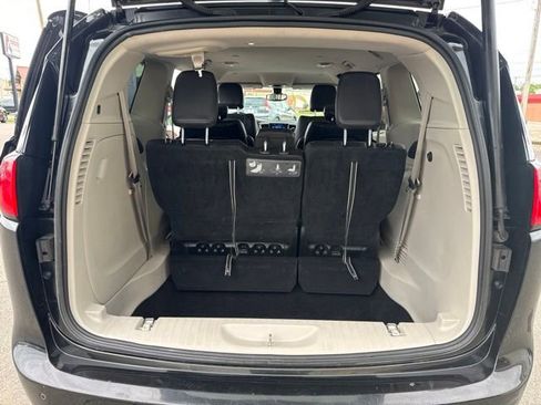 Used 2017 Chrysler Pacifica Touring-L w/ Tire & Wheel Group FWD image 12