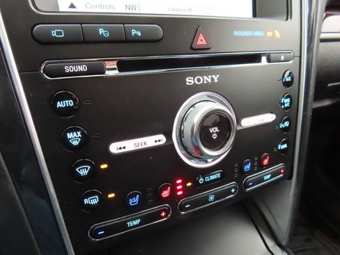 Used 2017 Ford Explorer Platinum image 25