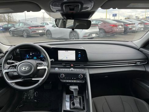 Used 2025 Hyundai Elantra SEL image 33