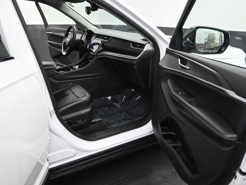 Used 2025 Chevrolet Trax ACTIV FWD image 21