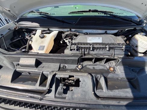 Used 2018 Chevrolet Express 2500 w/ Driver Convenience Package RWD image 16