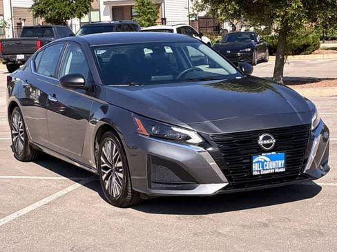 Used 2024 Nissan Altima 2.5 SV FWD image 8