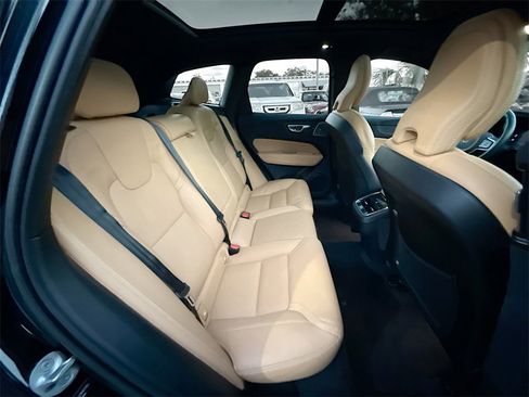 Used 2022 Volvo XC60 B6 Inscription w/ Advanced Package image 32