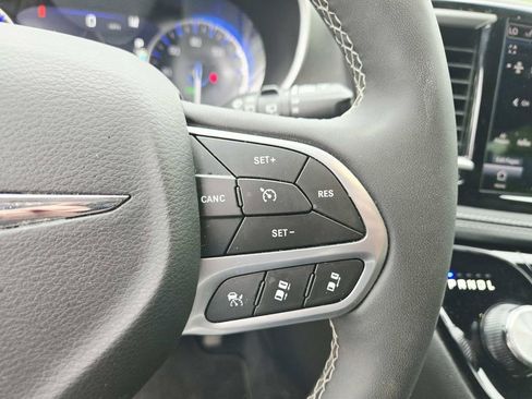 Used 2025 Chrysler Pacifica Select FWD image 21