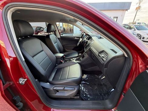 Used 2018 Volkswagen Tiguan SE AWD/4WD image 30
