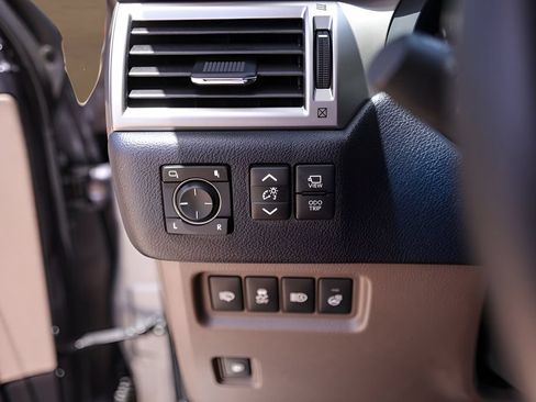 Used 2023 Lexus GX 460 Luxury w/ Accessory Package AWD/4WD image 15
