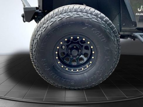 Used 2021 Jeep Gladiator Overland w/ Safety Group AWD/4WD image 15