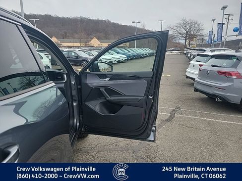 Certified 2025 Volkswagen Tiguan SE image 40