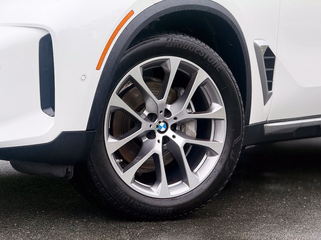 Certified 2025 BMW X5 xDrive40i w/ Premium Package AWD/4WD image 2