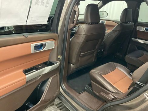Used 2021 Ford Explorer King Ranch w/ Premium Technology Package image 31