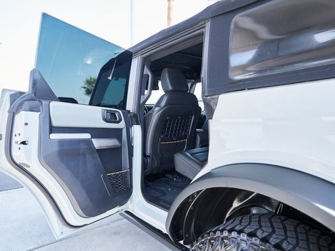 Used 2022 Ford Bronco Badlands image 16