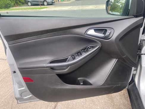 Used 2016 Ford Focus SE w/ SE Power Seat Package FWD image 12