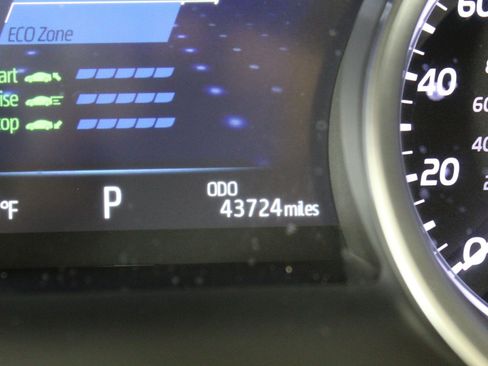 Used 2021 Toyota Camry XLE w/ Navigation Upgrade Package image 17