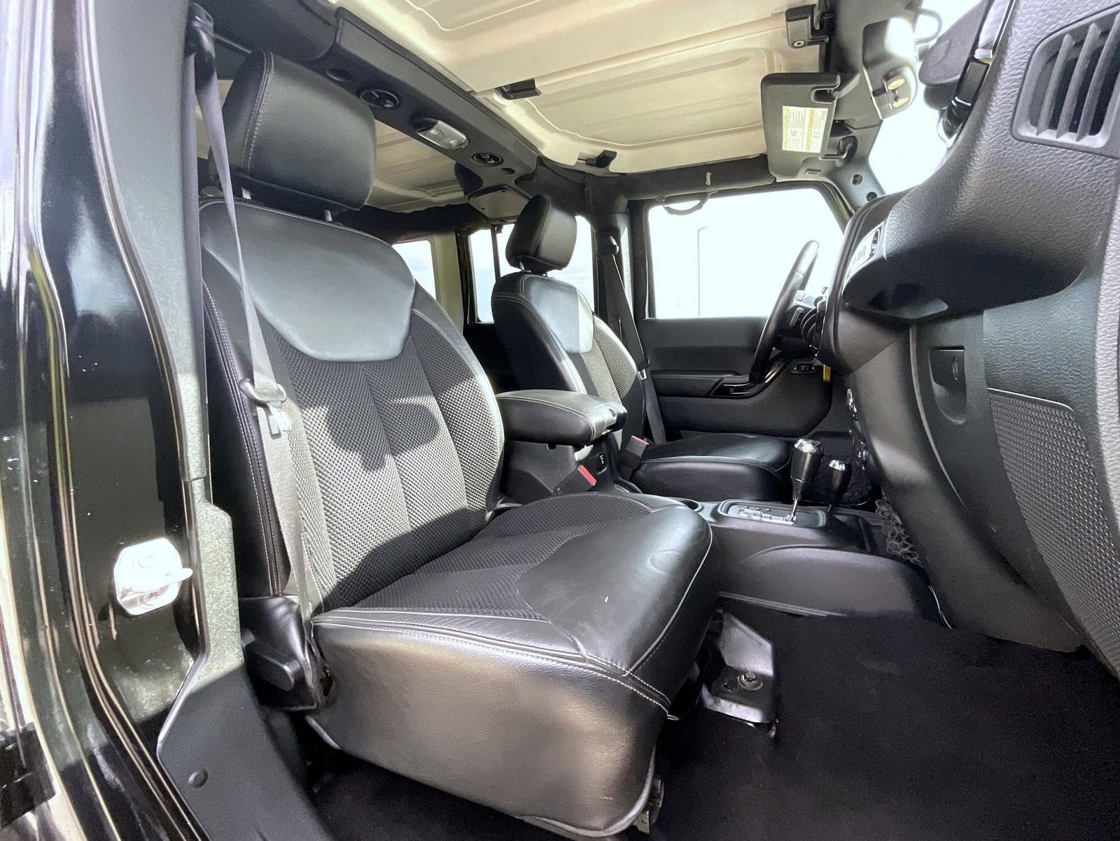 Used 2017 Jeep Wrangler Unlimited Sahara AWD/4WD image 16