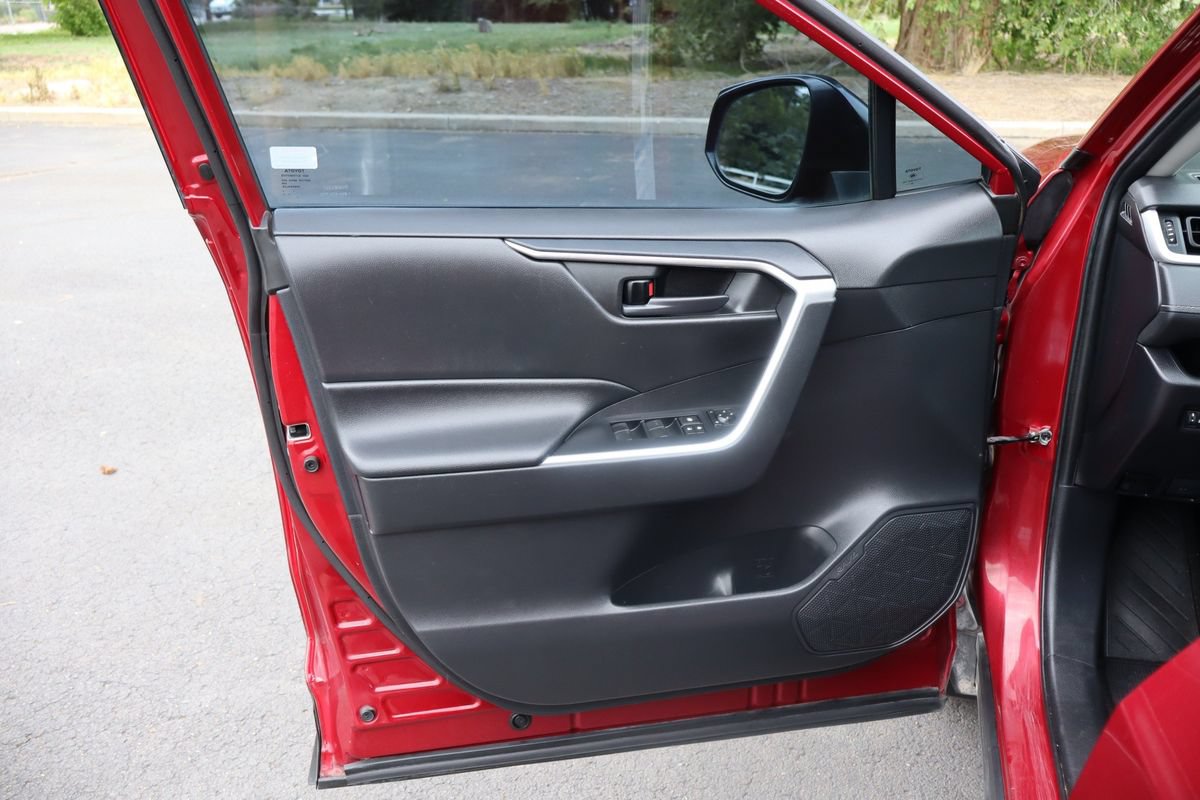 Used 2021 Toyota RAV4 LE w/ Carpet Mat Package (TMS) AWD/4WD image 23
