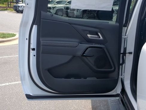 New 2025 Chevrolet Silverado EV LT image 34