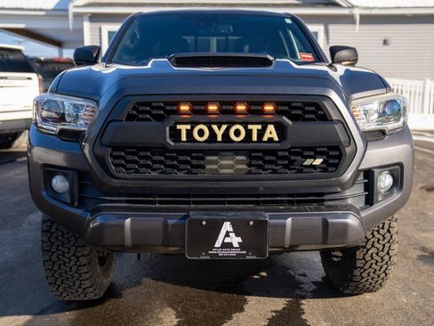 Used 2018 Toyota Tacoma TRD Sport w/ Technology Package image 10