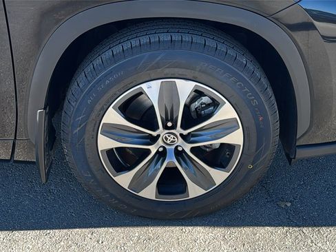Certified 2024 Toyota Highlander XLE image 50