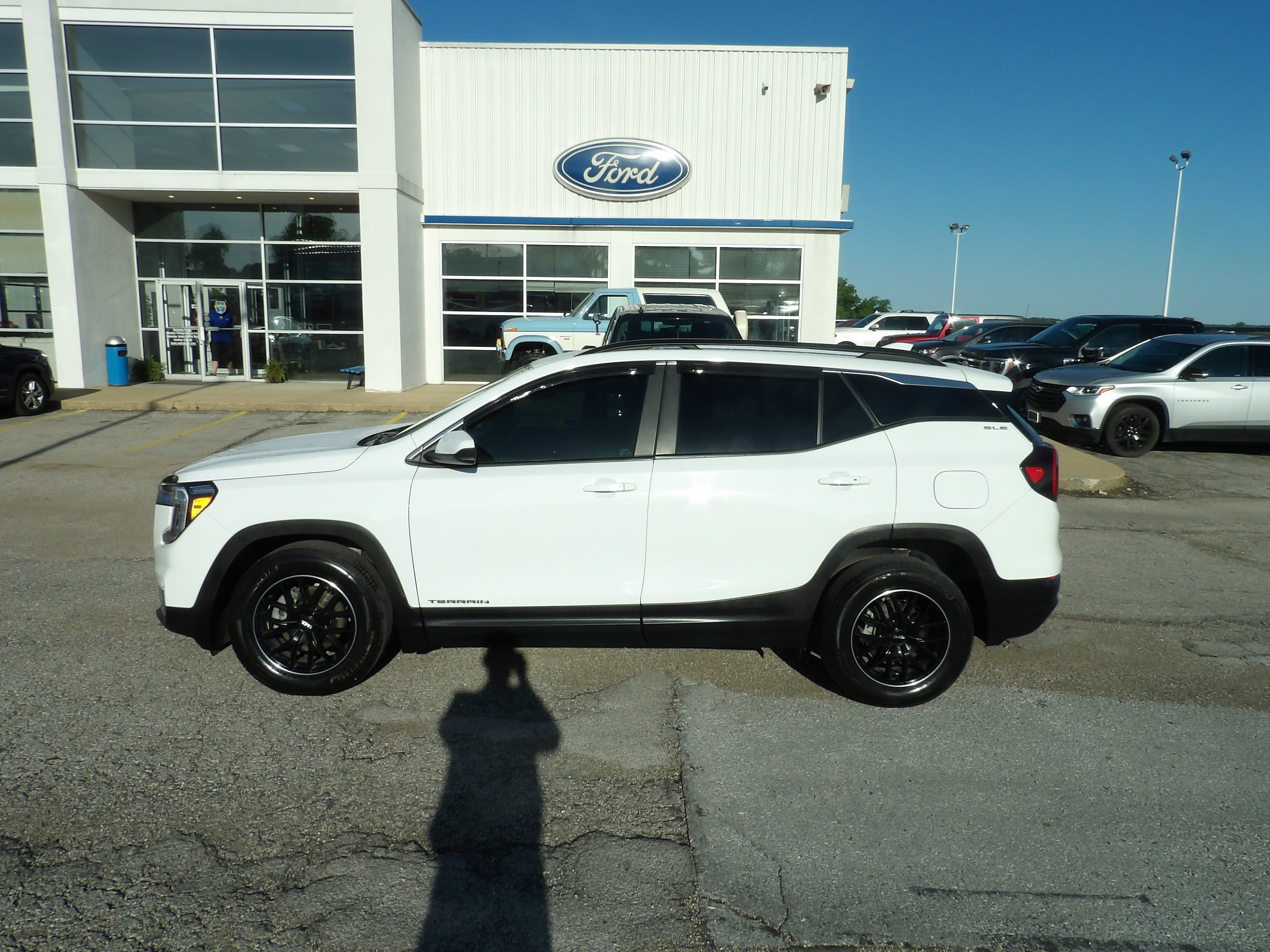 Used 2022 GMC Terrain SLE w/ Driver Convenience Package FWD image 1