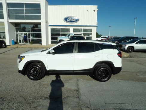 Used 2022 GMC Terrain SLE w/ Driver Convenience Package FWD image 1